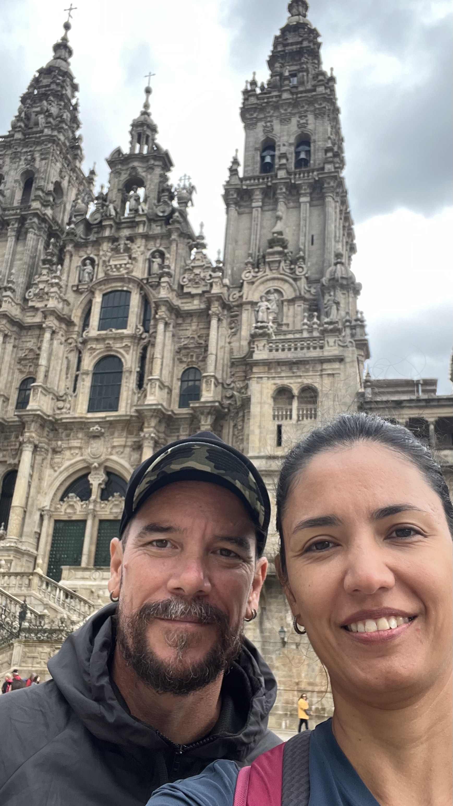 Clau em frente à Catedral de Santiago de Compostela